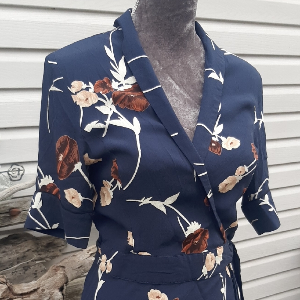 GANNI💐NWOT💐PRETTY FLORAL Navy Wrap Midi Dress TIE WAIST Flattering Fit Sz 36 - Picture 4 of 11